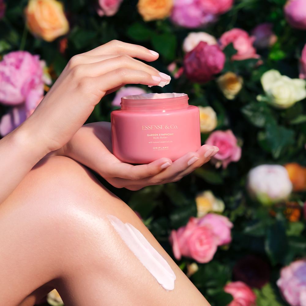 човек, държащ бурканче с крем