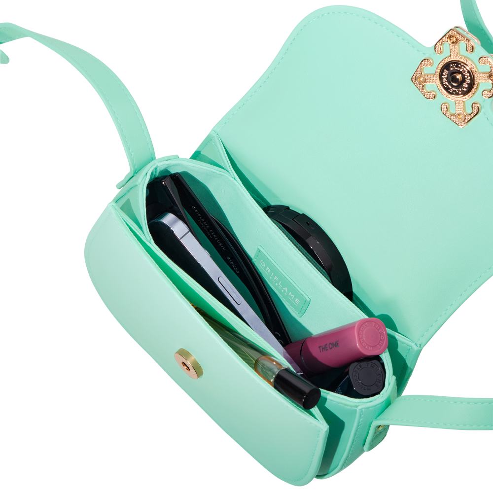 kabelka s fotoaparátom a ďalšími predmetmi vnútri