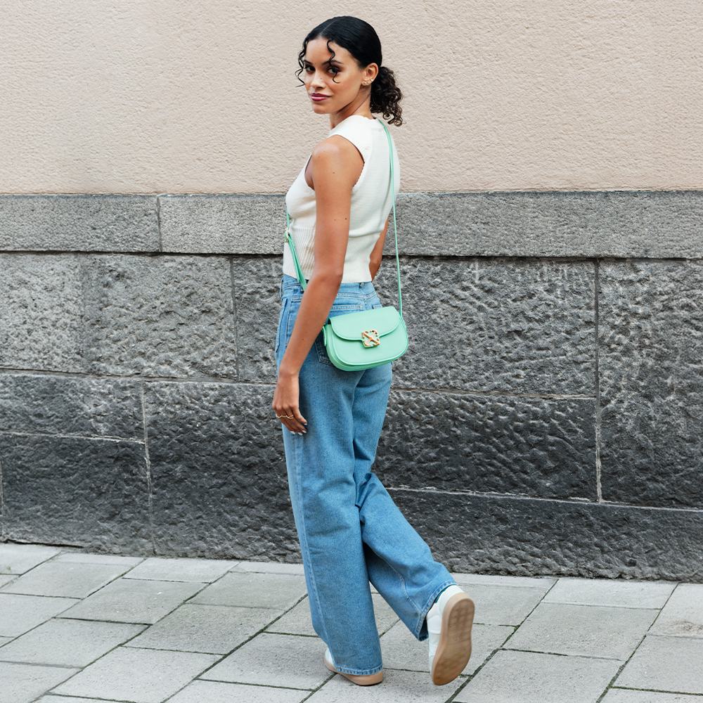 žena stojaca na chodníku