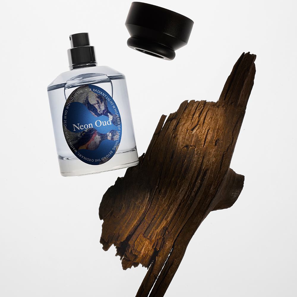 een flesje parfum op een stuk hout