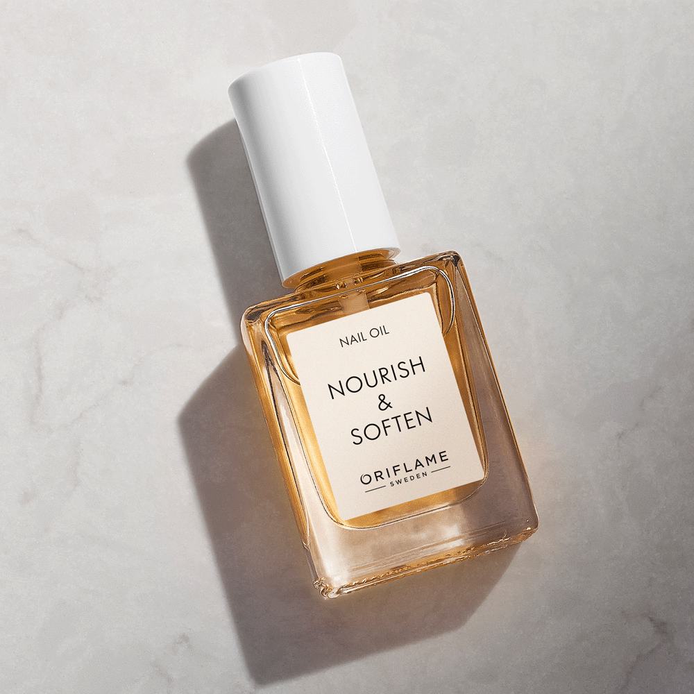 een flesje parfum op een marmeren oppervlak