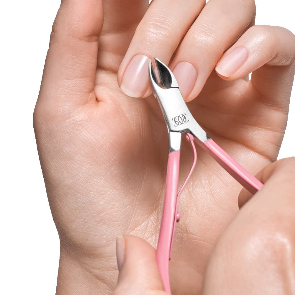 een persoon die zijn nagels knipt