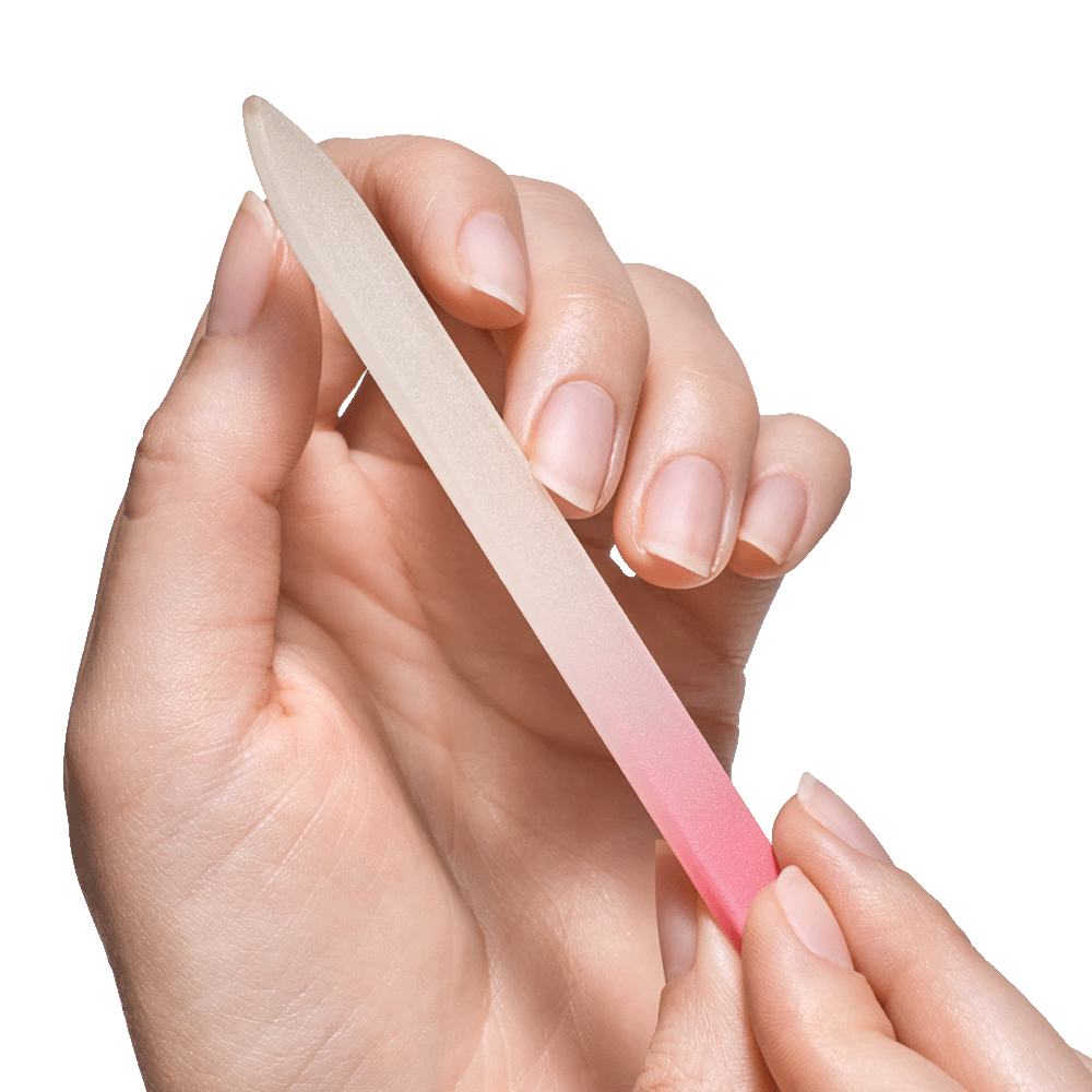 een close-up van iemands handen met een nagelvijl