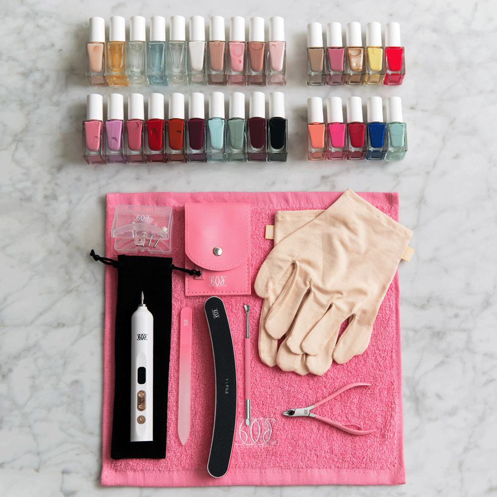 een roze handdoek met nagellak en een nagelvijl