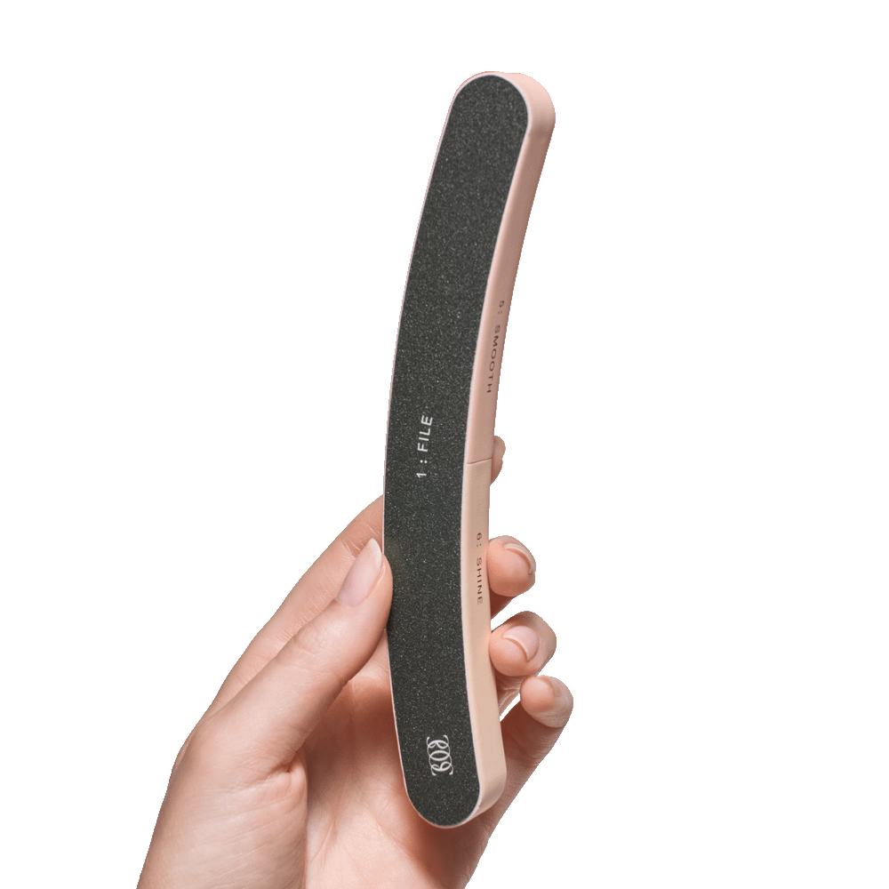 een hand met een nagelvijl