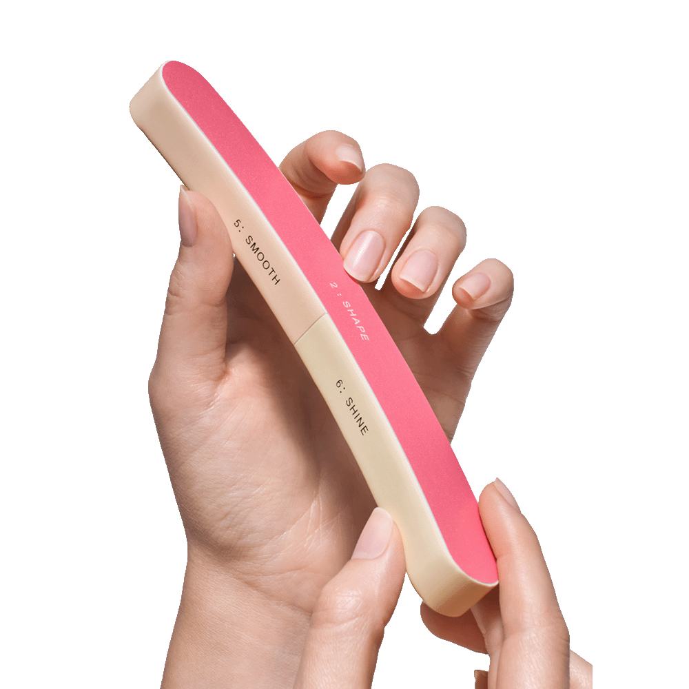 een persoon met een nagelvijl in de hand