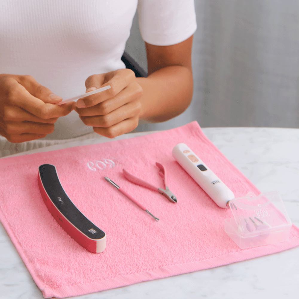 een persoon met een nagelvijl in de hand