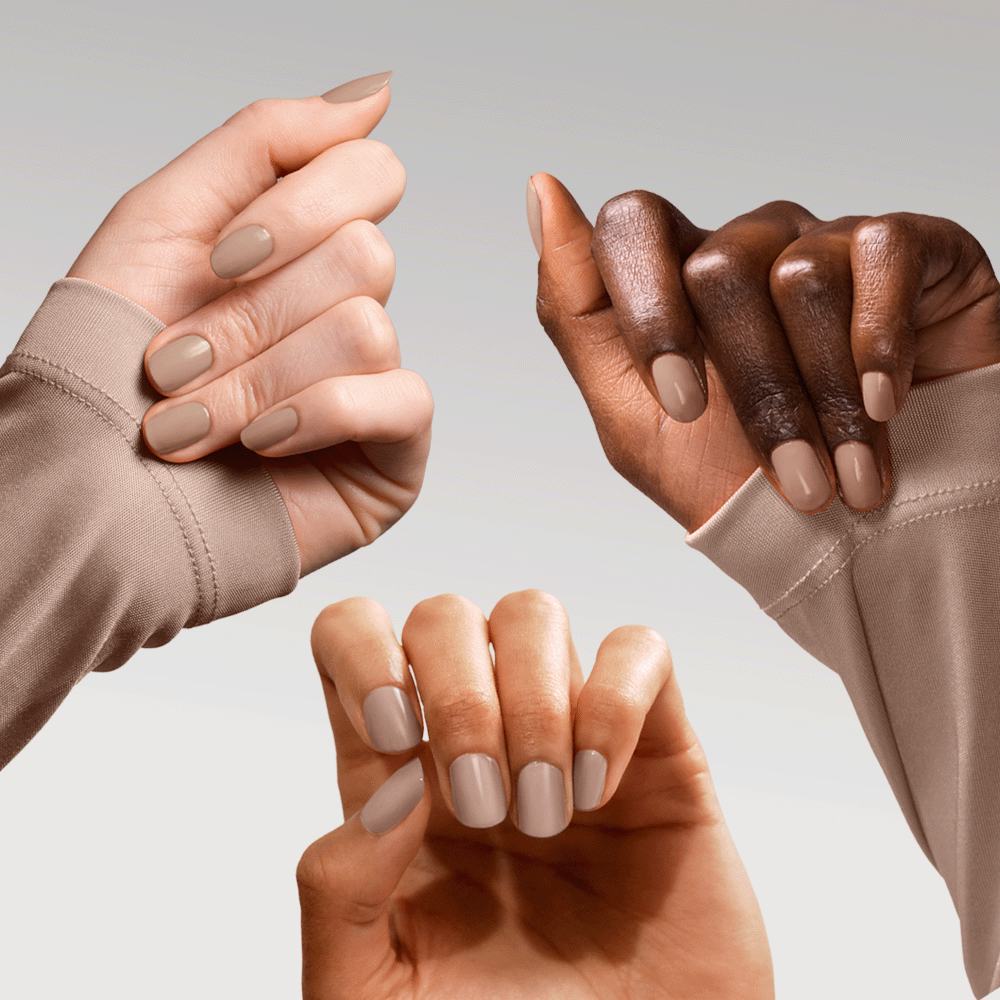 ხელების ჯგუფი მოხატული ფრჩხილებით