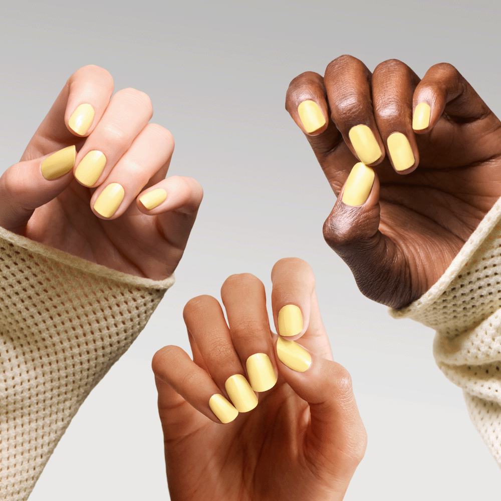 μια ομάδα χεριών με βαμμένα κίτρινα νύχια