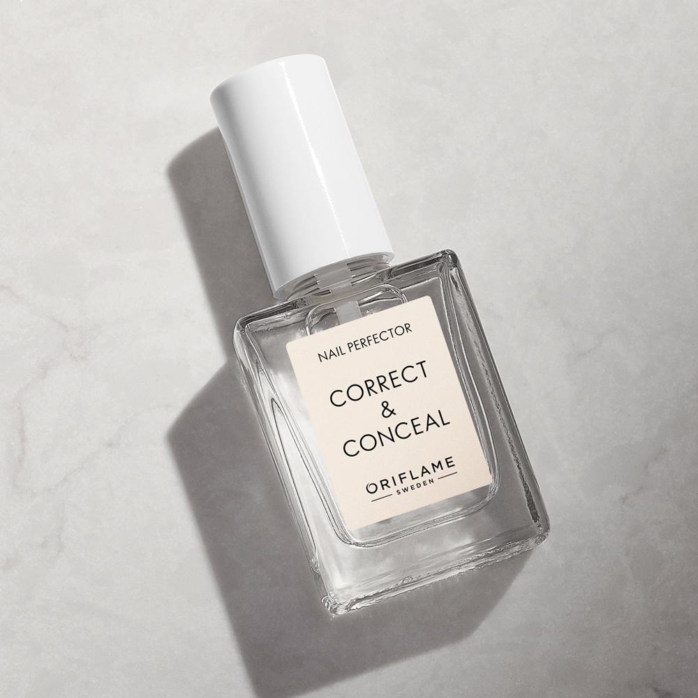 een flesje parfum op een marmeren oppervlak