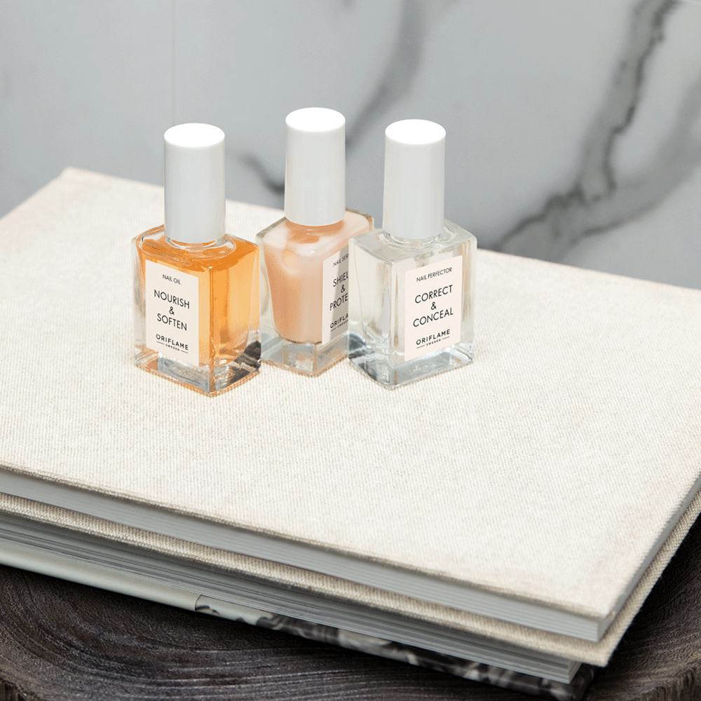 een groep flesjes nagellak op een boek