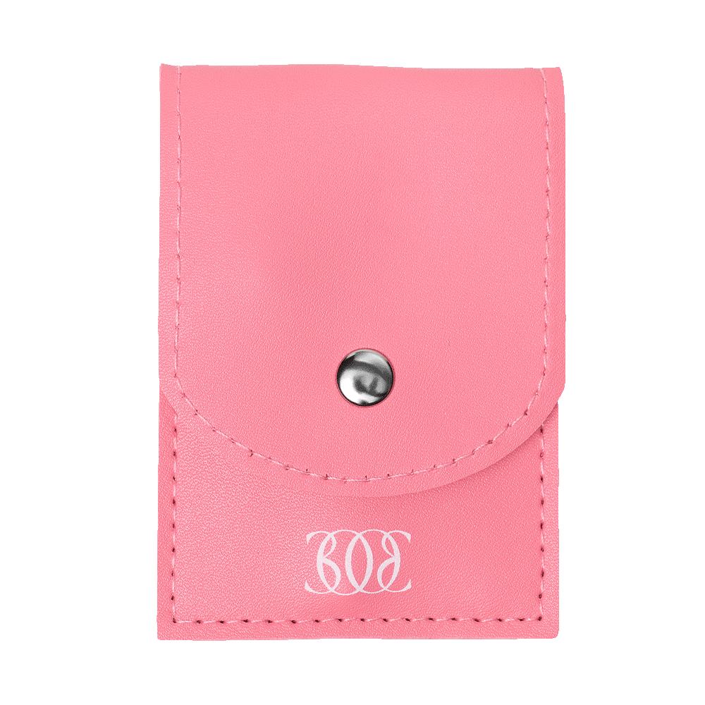 een roze leren etui met een knoop