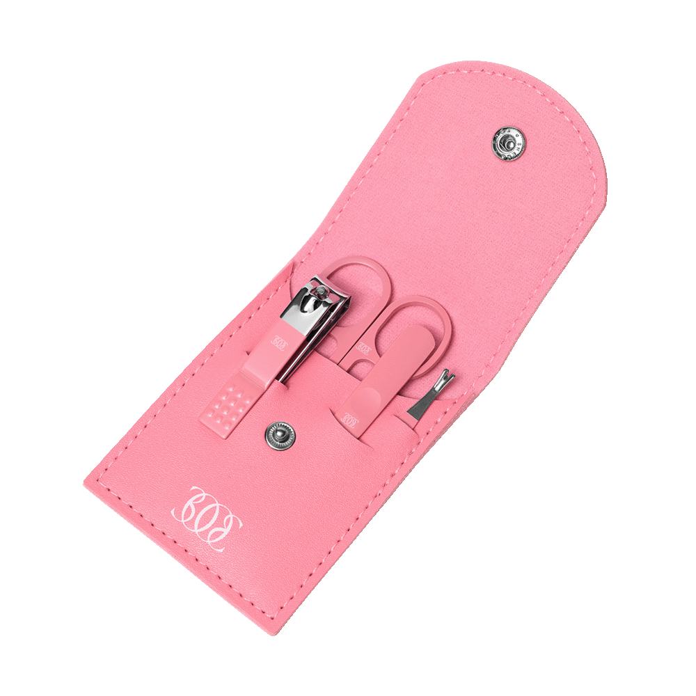 een roze etui met een nagelknipper en een roze nagelvijl