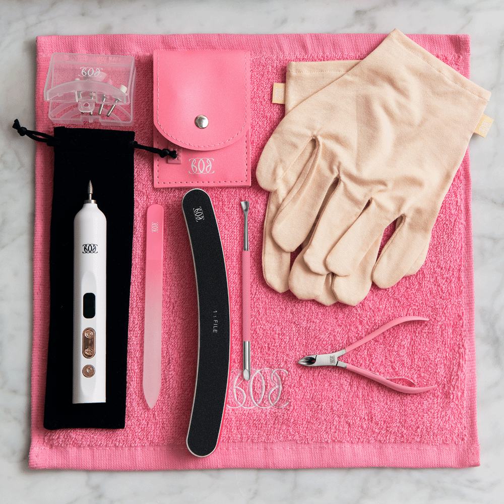 een roze handdoek met gereedschap erop