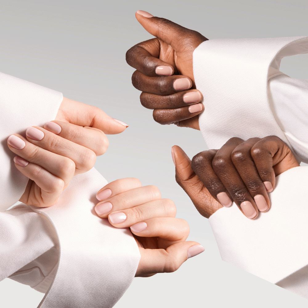 несколько рук, держащих белую бумагу