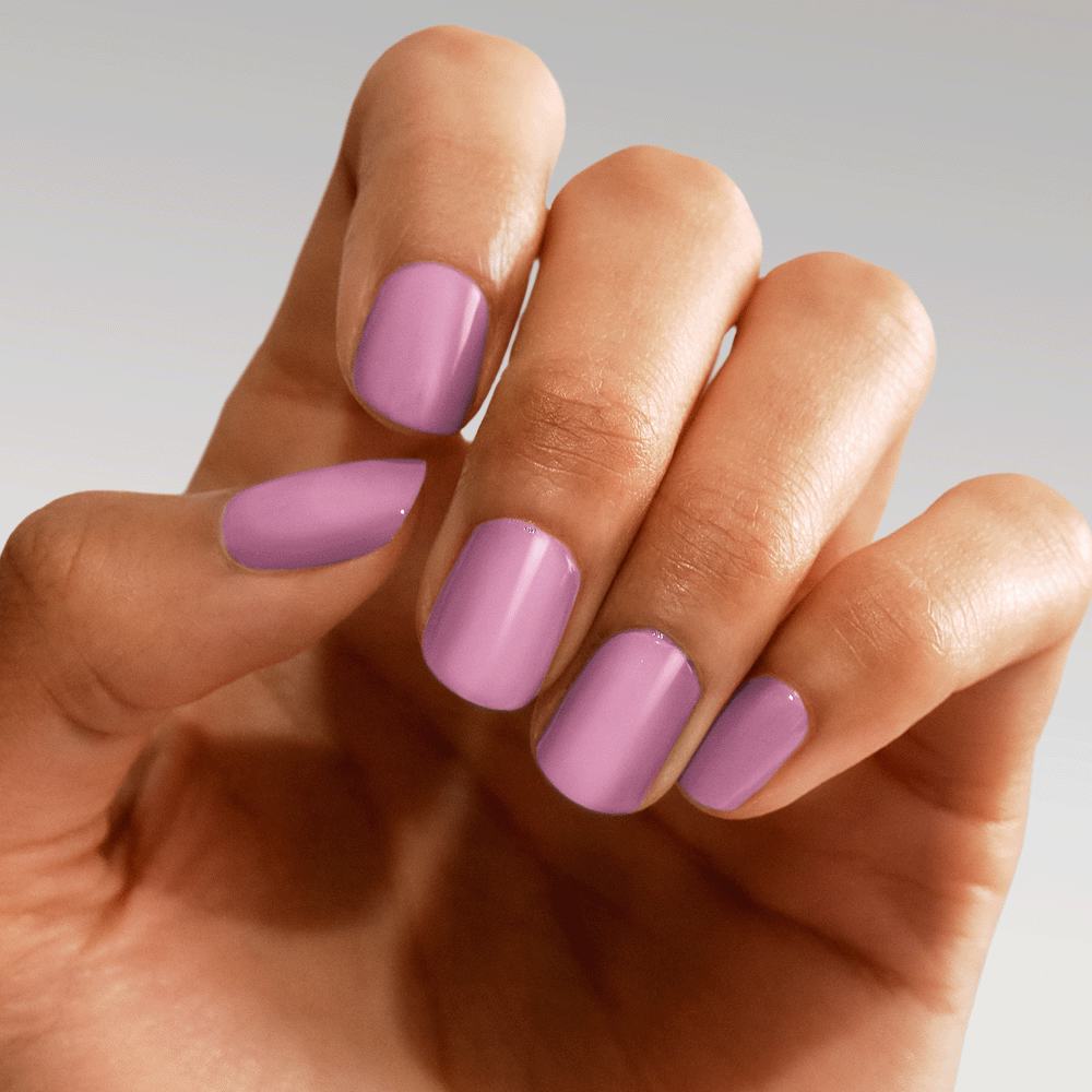 ένα χέρι με μακριά νύχια