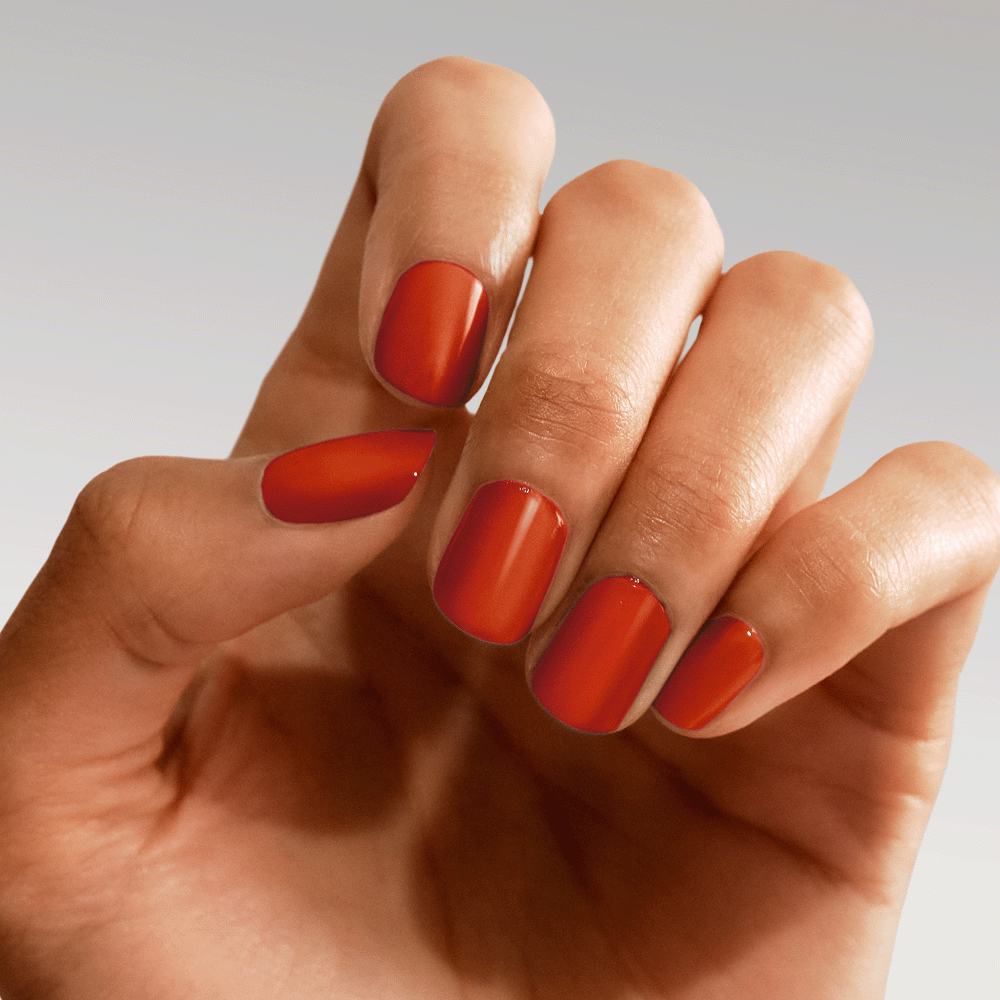 een hand met gelakte nagels