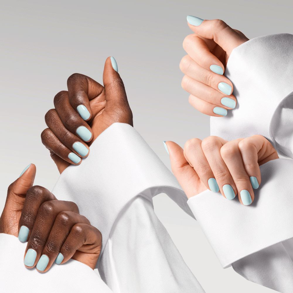 μια ομάδα χεριών με βαμμένα νύχια