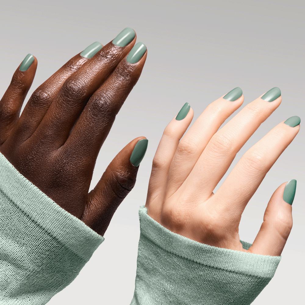 κοντινό πλάνο χεριών με πράσινα βαμμένα νύχια