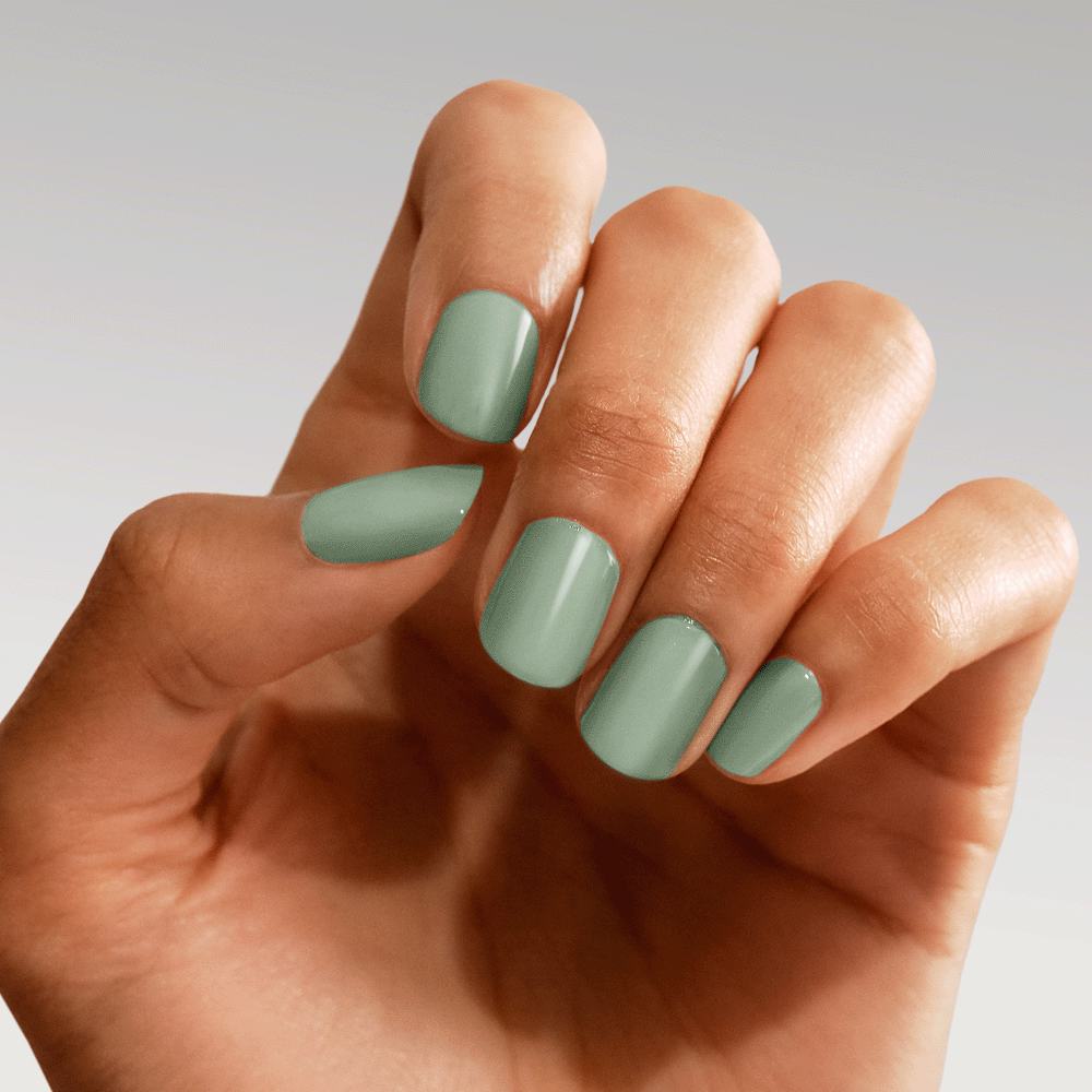 ένα χέρι με πράσινα βαμμένα νύχια