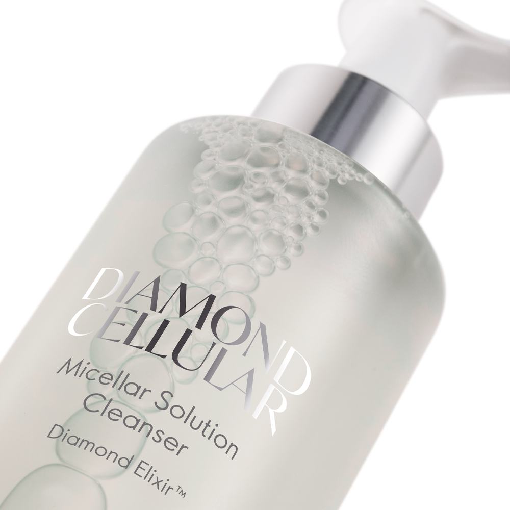 en genomskinlig plastflaska med en silverfärgad pump