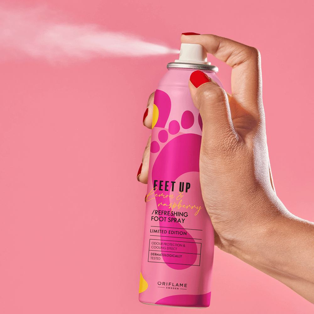 pembe bir sprey sıkmakta olan bir kişi