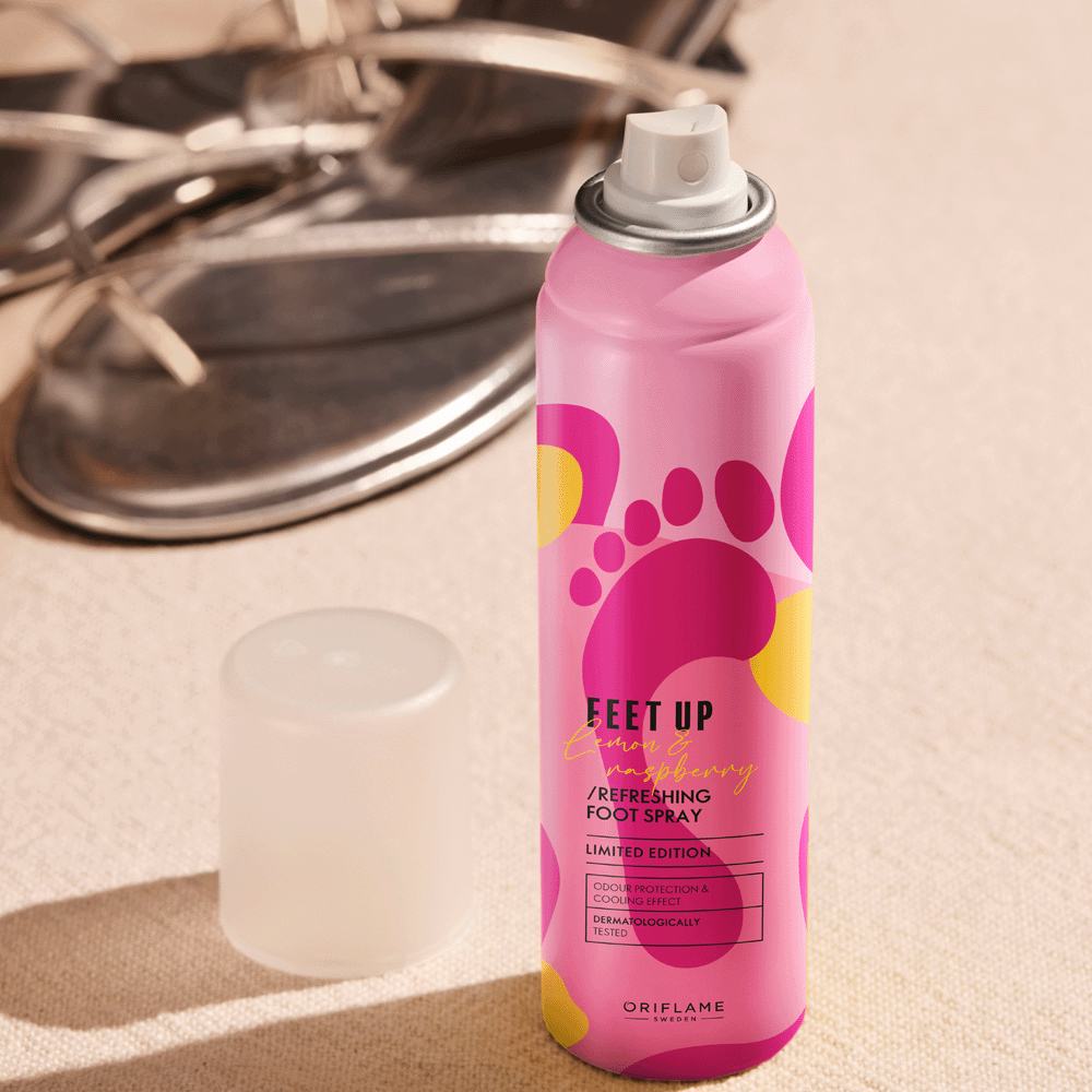 üzerinde pembe ayak izleri bulunan pembe bir sprey kutusu