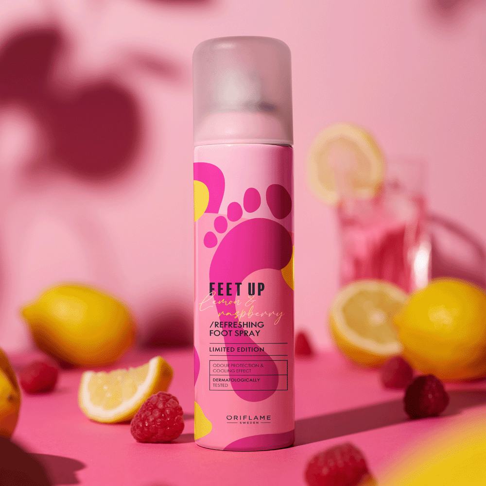 pembe arka plan üzerinde meyveler bulunan pembe ve mor bir aerosol kutusu