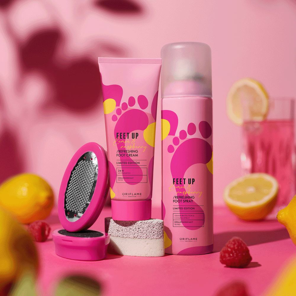 pembe bir arka plan üzerinde bir grup pembe şişe ve pembe bir nesne