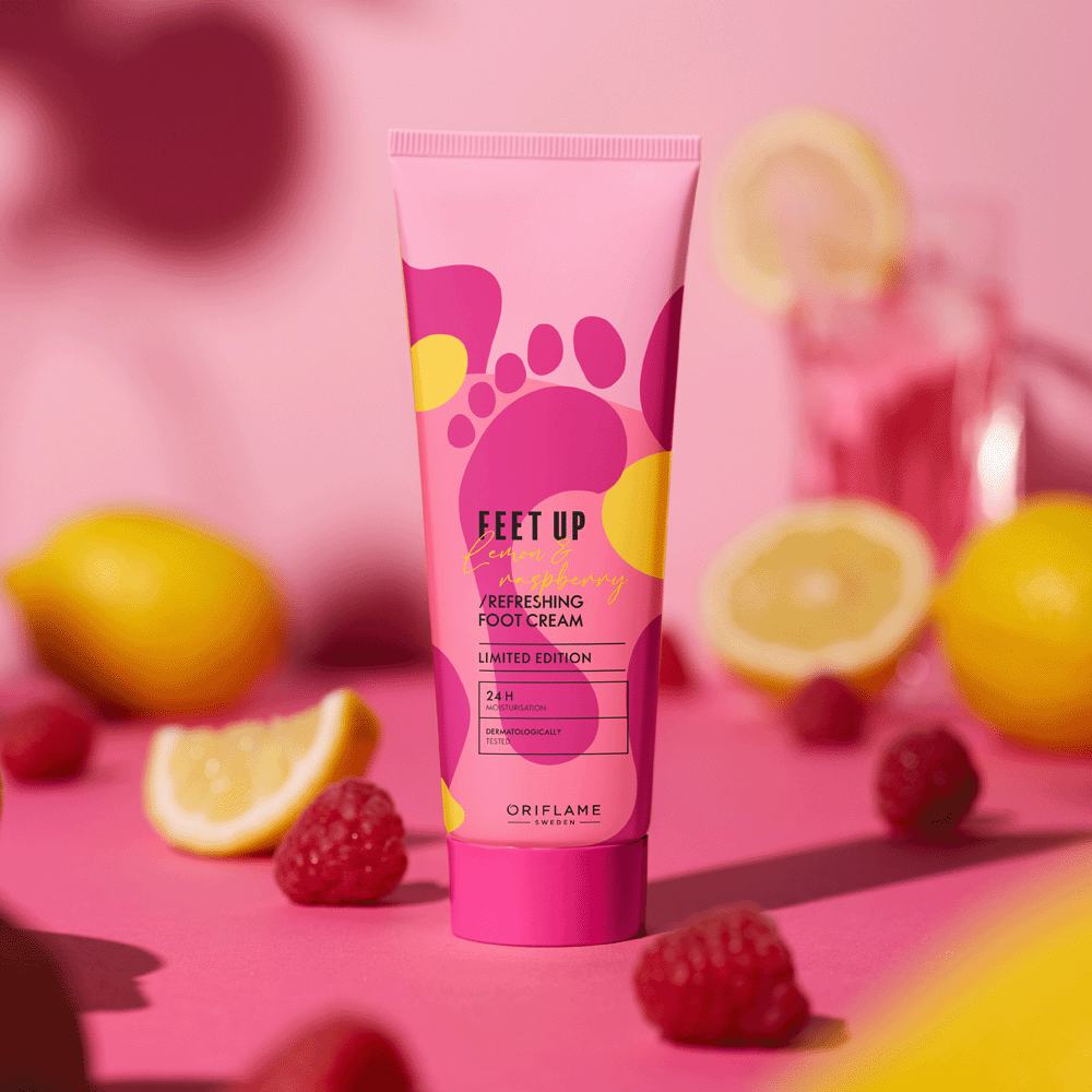 limon ve ahududuların yanında pembe bir krem tüpü