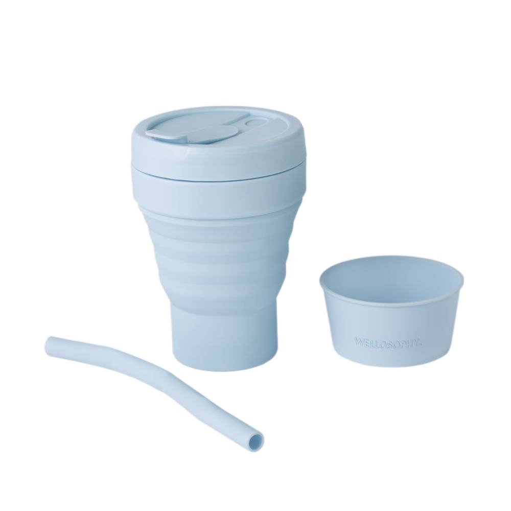 синий пластиковый стаканчик с трубочкой