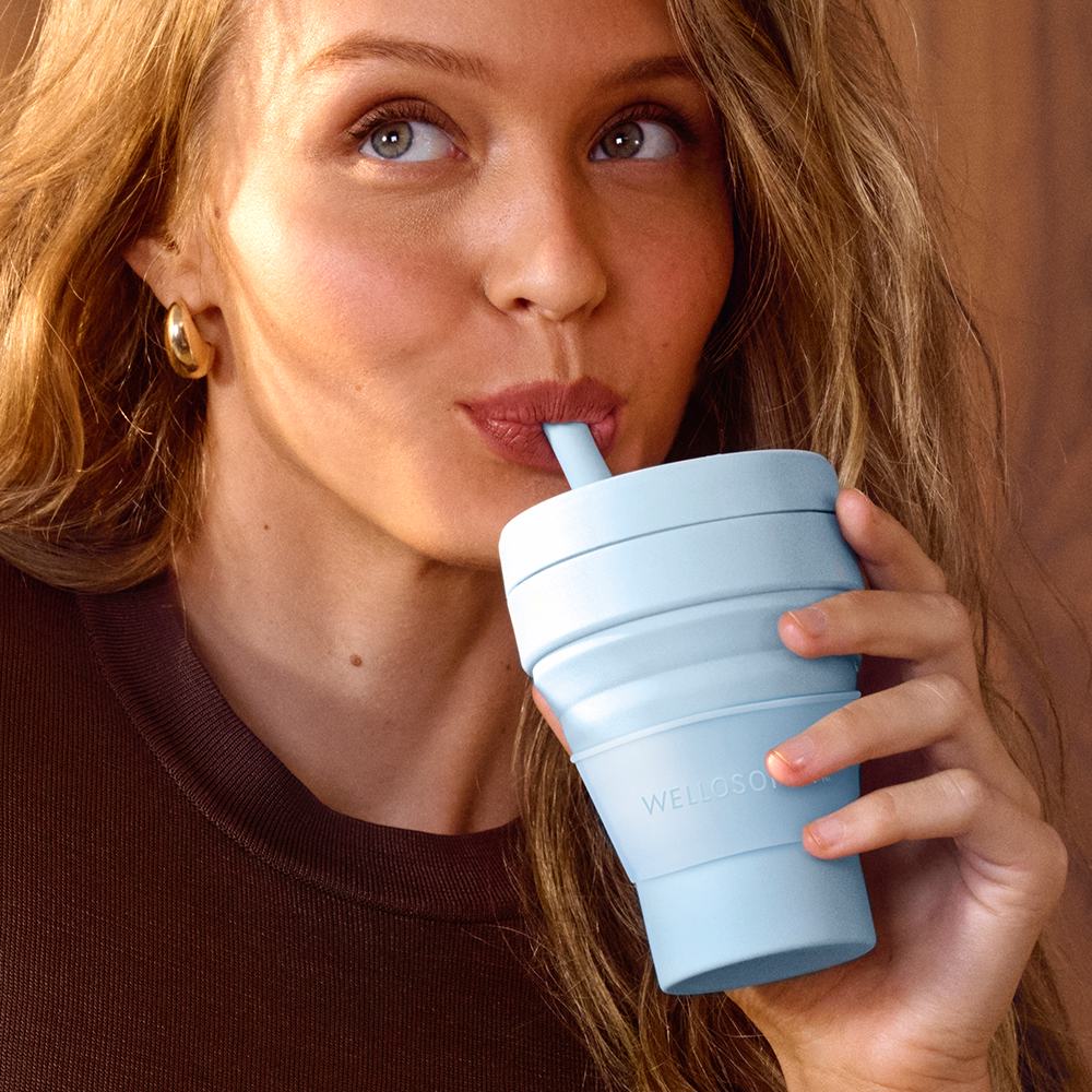 женщина, пьющая из чашки