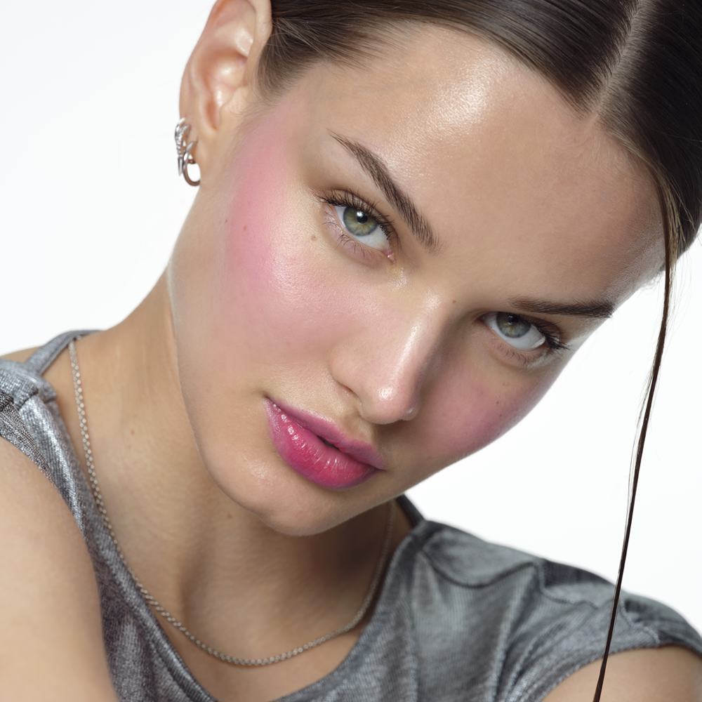 kobieta o zielonych oczach i różowej szmince