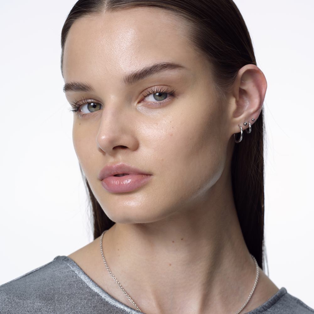 kobieta z długimi włosami i kolczykami