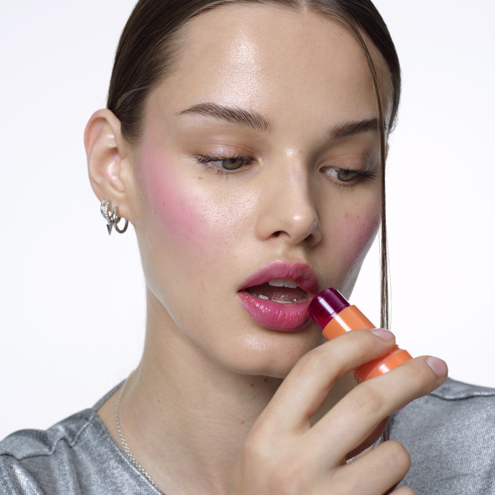 kobieta nakładająca szminkę