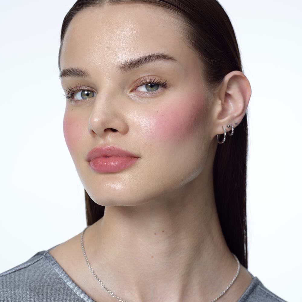 kobieta z długimi włosami i srebrnym naszyjnikiem