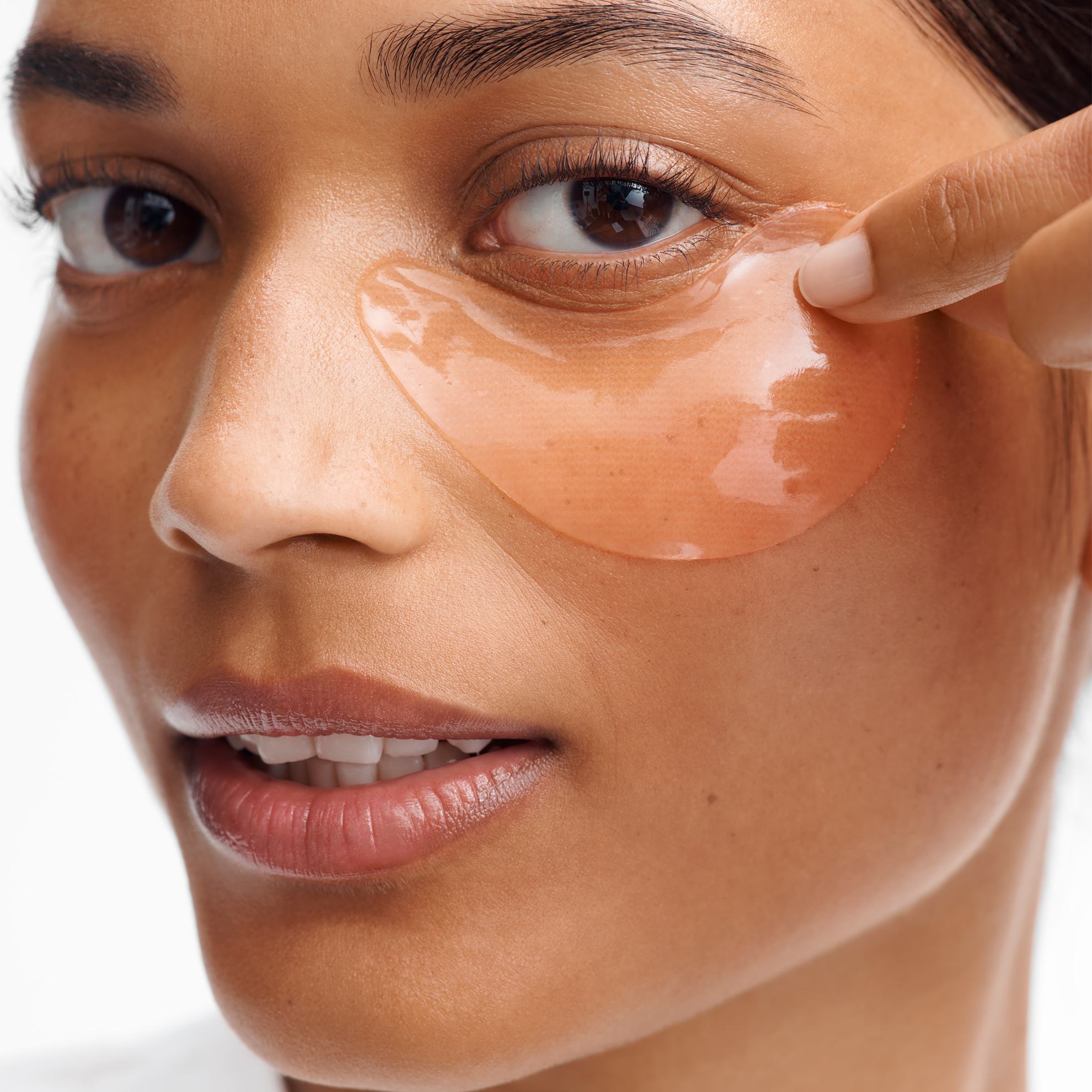 o femeie cu un plasture transparent pe ochi