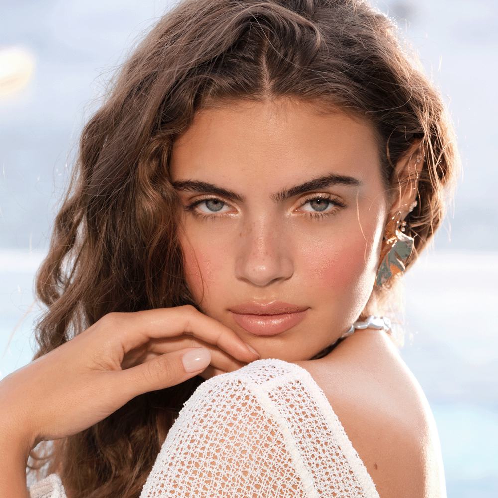 moteris su ilgais rudais plaukais ir balta marškinėliais