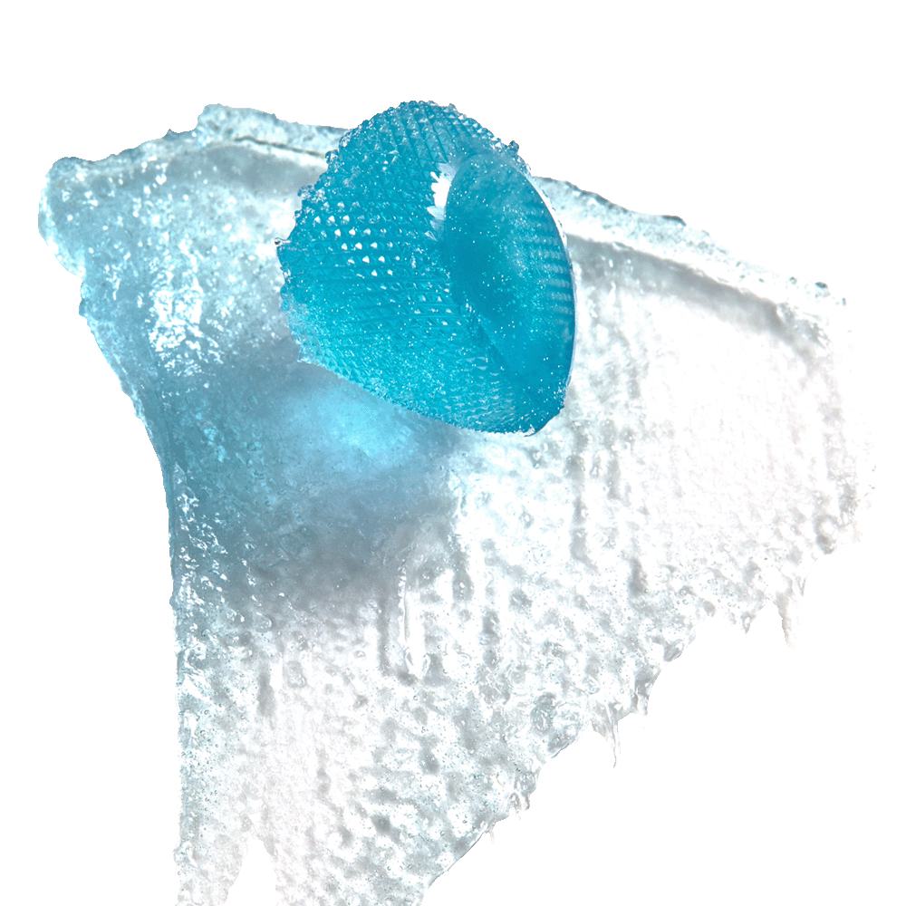 un balon albastru pe o suprafață albă