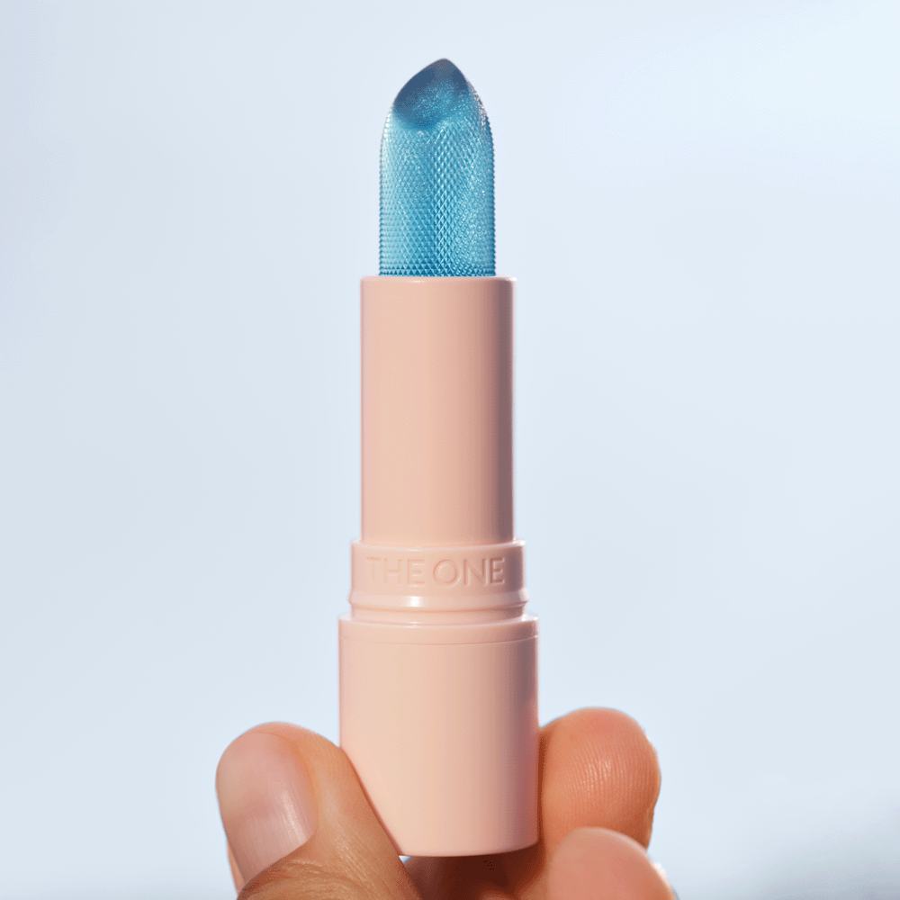 o persoană care ține un ruj