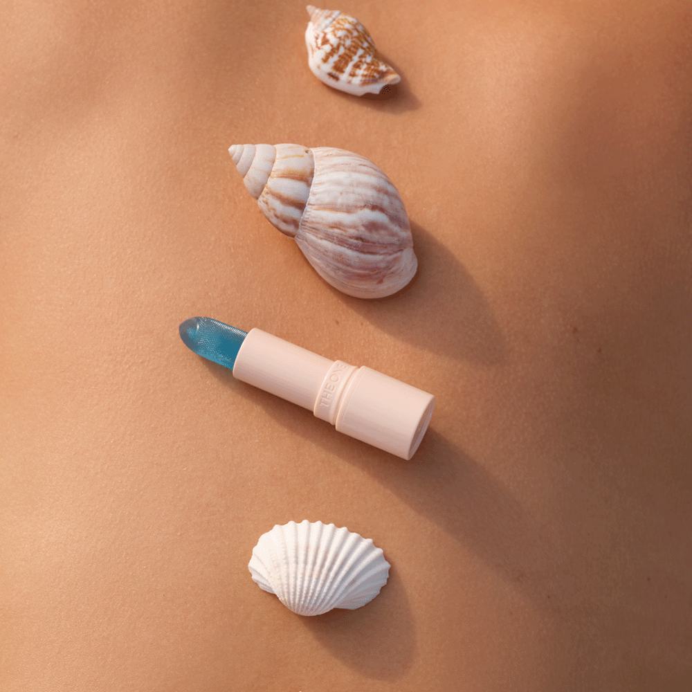 un prim-plan al unui balsam de buze