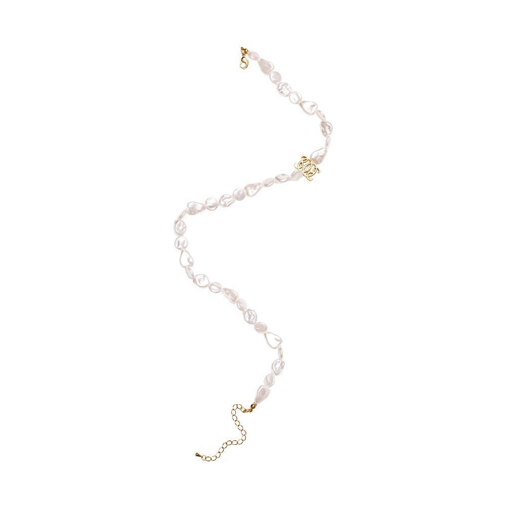 белое жемчужное колье с золотой застежкой