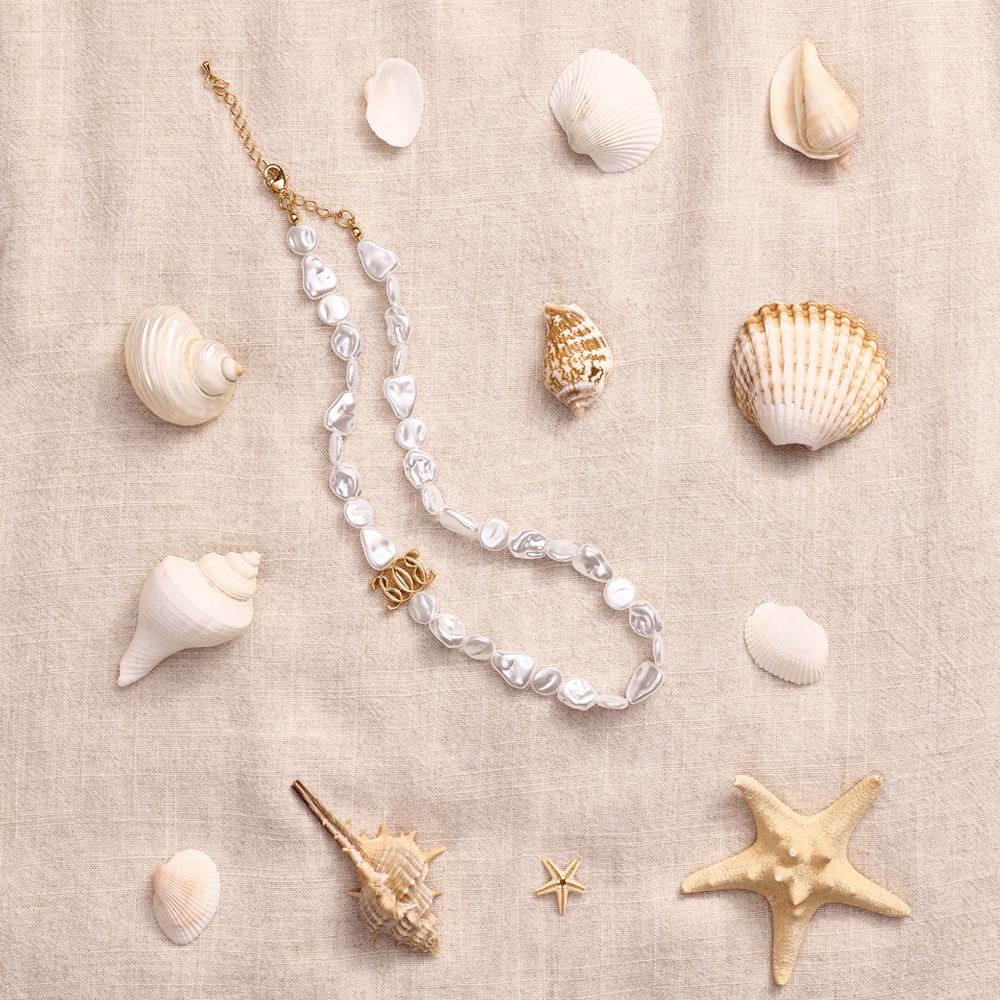 ожерелье и ракушки на ткани