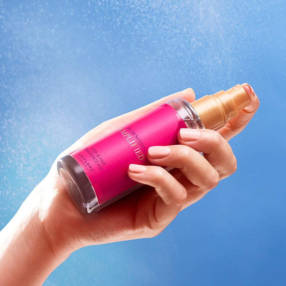 eine Hand, die eine Sprühflasche hält