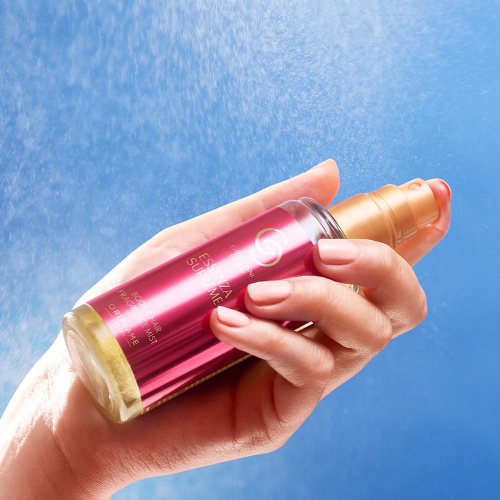 en hånd, der holder en sprayflaske