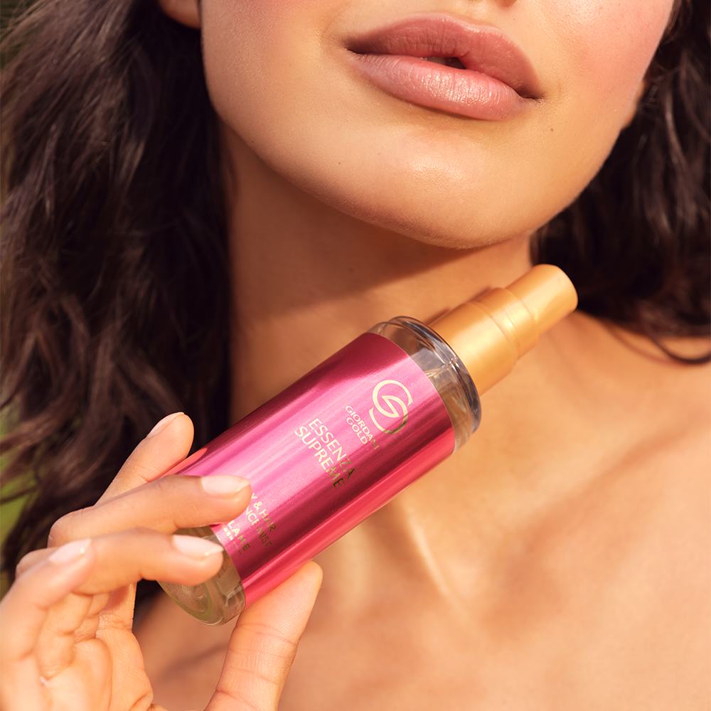 en kvinde, der holder en flaske makeup