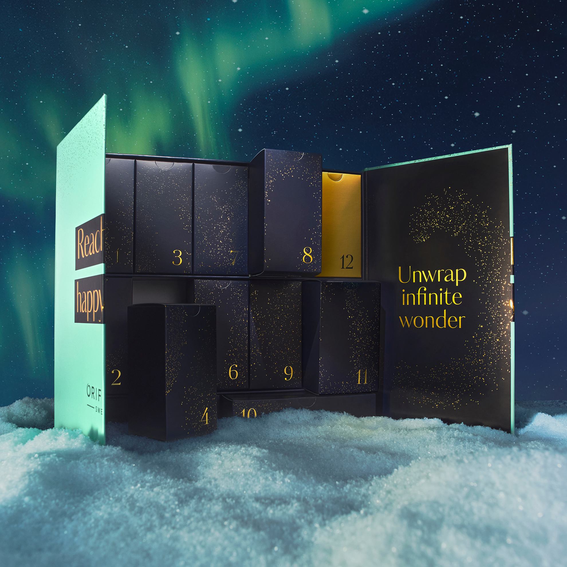 коробка з багатьма коробками в снігу