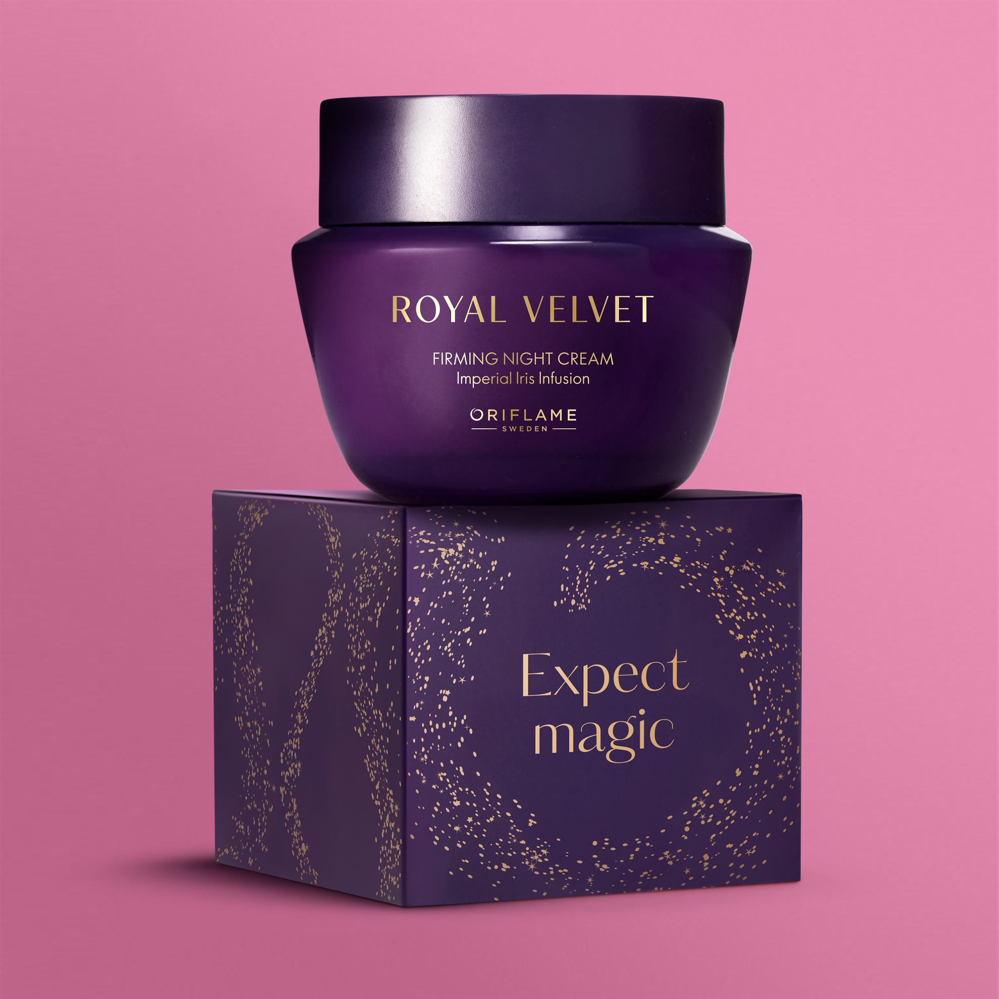 un recipient violet deasupra unei cutii