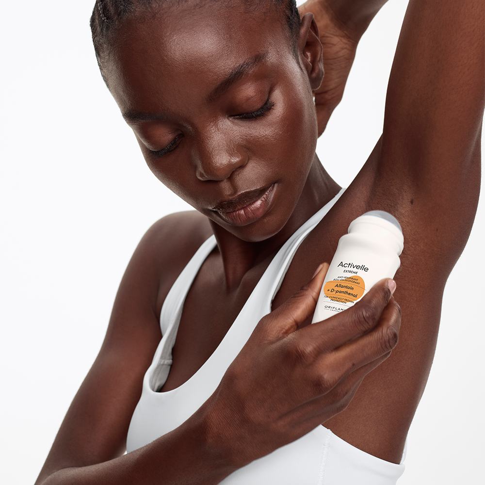 женщина, держащая флакон дезодоранта