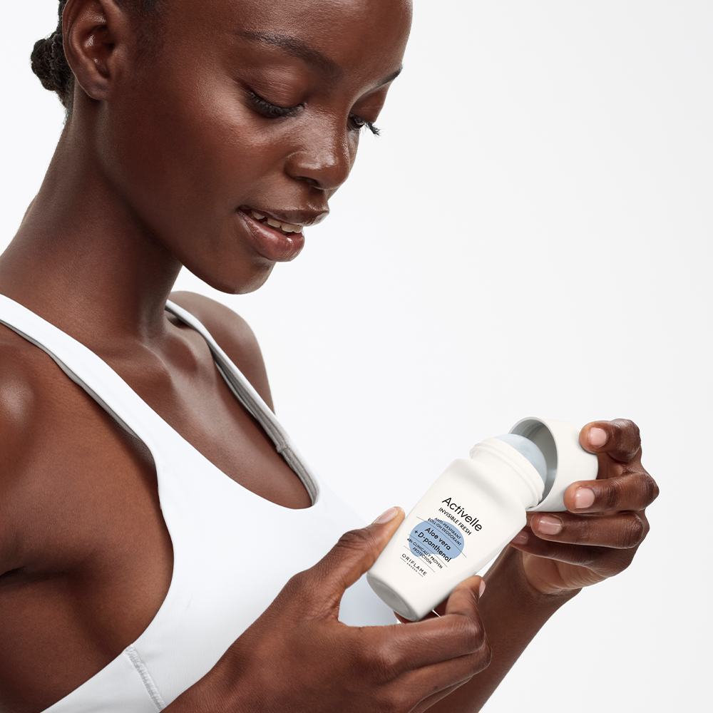 en kvinde, der holder en flaske medicin